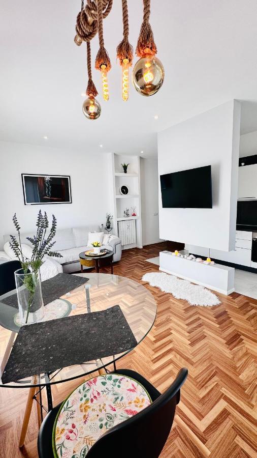 Roof Top Apartment Rom