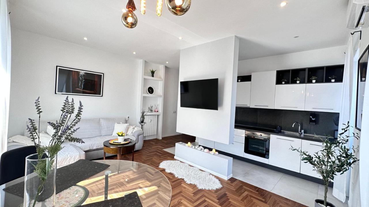 Roof Top Apartment Rom
